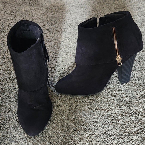 Elegant Black Suede Ankle Booties with Gold Zipper - Picture 1 of 16
